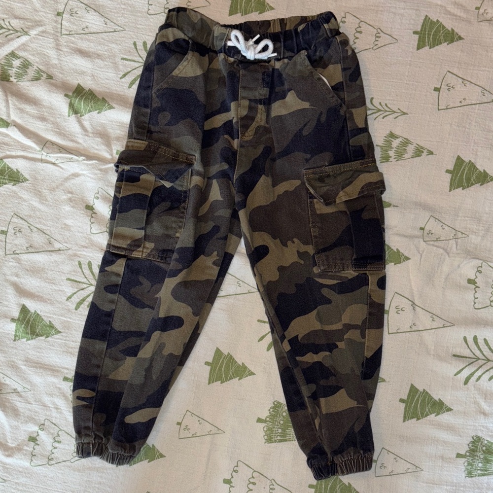 SHEIN Boys Camo Joggers Size 5